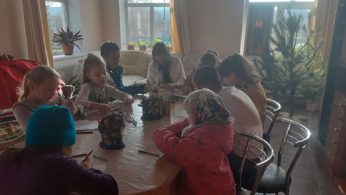 РПЦ в окупованому Криму змусила дітей готувати подарунки російським військовим